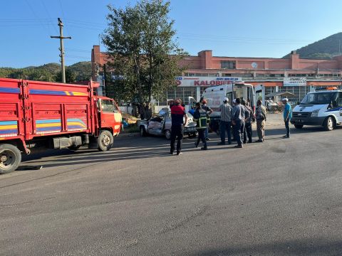 Osmancık'ta kamyonla otomobil çarpıştı 1 ağır yaralı