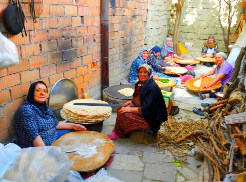 Osmancık'ta imece usulü kışlık yufka ekmeği yapılıyor