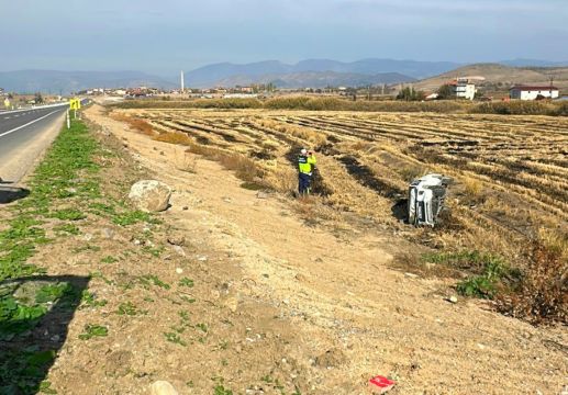 Osmancık'ta arazi aracı  çeltik tarlasına uçtu