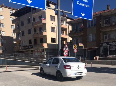 Osmancık'ta motosiklet ile otomobil  çarpıştı