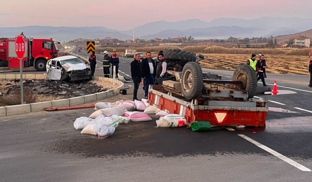 Osmancık'ta Otomobil ile Traktör çarpıştı 5 Yaralı